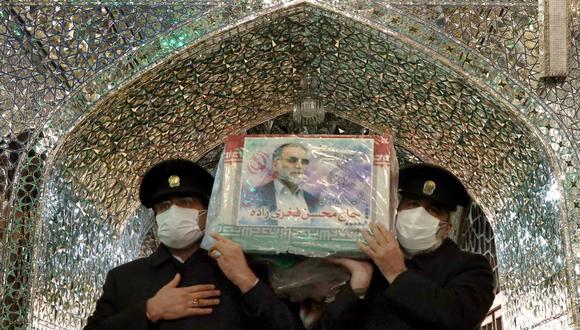 Trabajadores del Santuario Imam Reza llevan el ataúd del principal científico nuclear de Irán, Mohsen Fakhrizadeh, asesinado el viernes. (AFP).