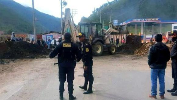 Agentes de la Policía liberaron parte de la vía que se encontraba bloqueada por manifestantes | Foto: Andina
