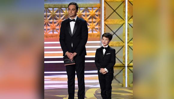 Jim Parsons e Iain Armitage en los premios Emmy 2017. (Foto: AFP)