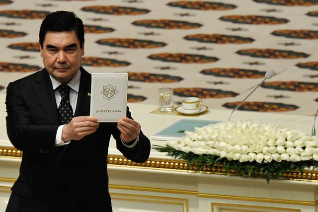 Si bien el actual presidente turkmeno deshizo algunas de las decisiones más inconvenientes de Niazov, instauró también su propio culto a la personalidad. (Foto: AFP)