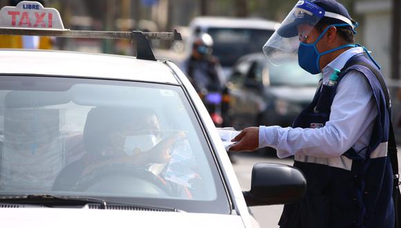 En la foto vemos al personal de la ATU fiscalizando el cumplimiento de los protocolos en un taxi. (Foto de archivo: GEC/ Hugo Curotto)