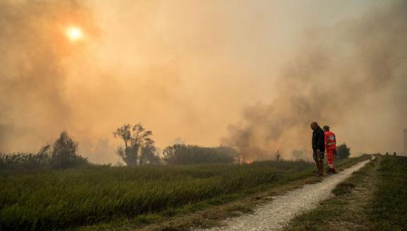Un fuego muy prolongado está quemando las colinas al norte de la ciudad de Pisa. (Foto: AFP)