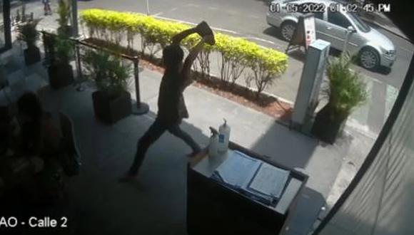 Detienen a supuesto agresor que golpeó con una roca a joven en restaurante de la colonia Roma, en la Ciudad de México. (Captura de video).