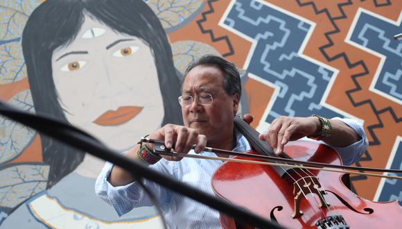 El célebre violonchelista Yo-Yo Ma le dedicó un tema musical a la comunidad shipiba de Cantagallo, afectada profundamente por la epidemia del coronavirus COVID-19. La foto muestra al músico chino tocando frente a un mural shipibo-konibo durante su visita al Centro Histórico de Lima en 2019. (Foto: Dante Piaggio).