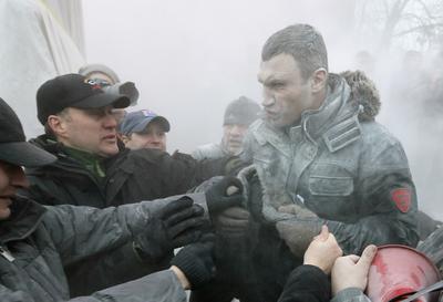 Fotografía del 2014, en la que se ve a Klitschko durante las protestas contra el expresidente prorruso Víktor Yanukovich. AP