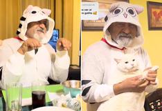 Se quejaba de la preferencia con la mascota y su esposa le regaló un pijama de gato para que no lo ignoren