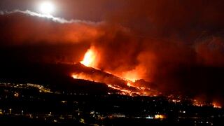 Lava de la erupción del volcán Cumbre Vieja avanza por las calles de La Palma