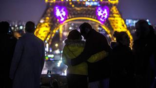 Francia: Así se iluminó la Torre Eiffel por San Valentín | FOTOS