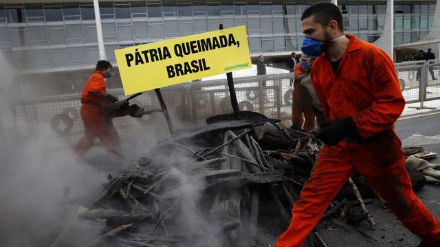 Greenpeace protesta en Brasil contra la política ambiental de Bolsonaro. (Foto: AP).