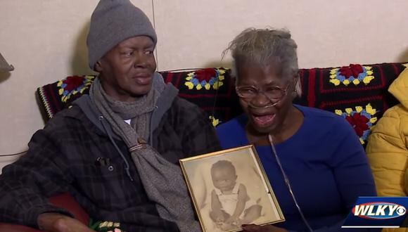 Un hombre secuestrado por una niñera hace 55 años se reencuentra con su madre. (YouTube | WLKY News Louisville)