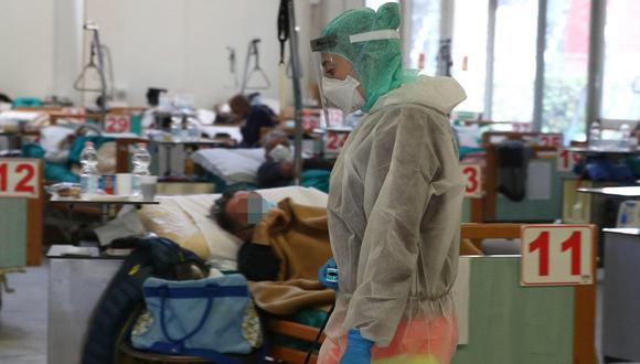 Trabajadores de la salud son vistos en las estructuras temporales construidas por el coronavirus al lado del hospital de Brescia en Italia. (EFE).