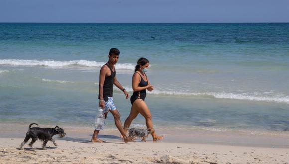 Las personas disfrutan de un día de playa el 6 de octubre de 2021, en La Habana, Cuba, tras levantarse las restricciones por coronavirus. (EFE/ Yander Zamora).