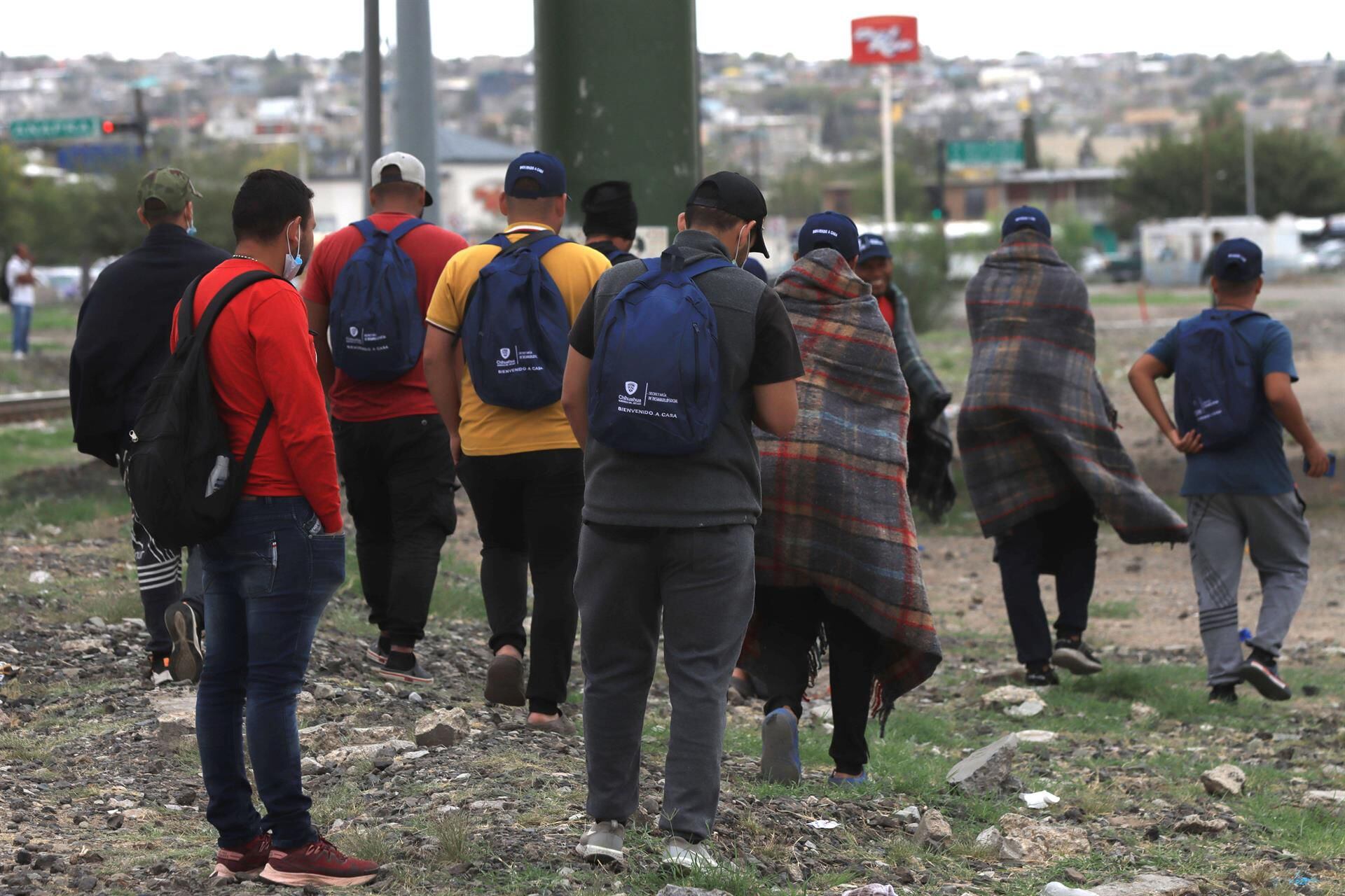 Migrants of Venezuelan origin remain on the street near the border fence between Mexico and the United States.  (EFE / Luis Torres).