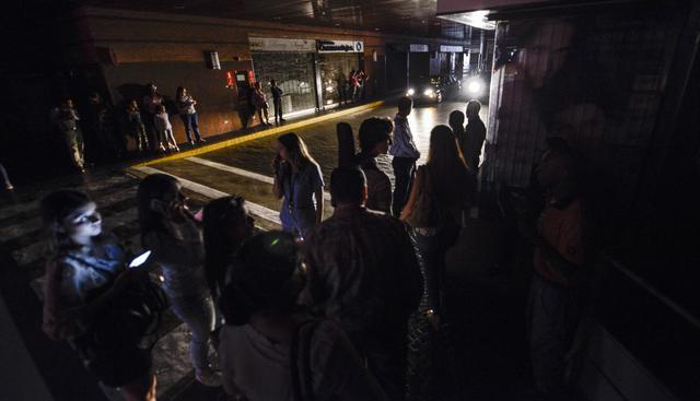 Un nuevo apagón afectaba el lunes a Venezuela. Caracas y otras ciudades del país quedaron a oscuras por el corte de energía eléctrica. (Foto:AFP)
