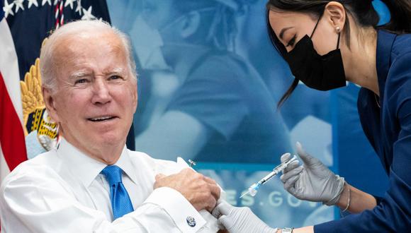 Joe Biden recibe una nueva dosis de refuerzo de vacuna contra el coronavirus covid-19. (SAUL LOEB / AFP).