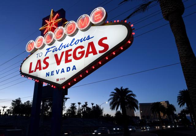 Las luces rojas parpadean alrededor del letrero de "Bienvenido a la fabulosa Las Vegas" en medio de la pandemia de coronavirus que ha arrastrado a la ciudad del juego a una seria crisis. (Foto: Ethan Miller / Getty Images / AFP).
