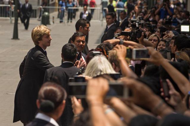 El príncipe tuvo el noble gesto de saludar a un anciano con un beso. (Foto: Agencia)