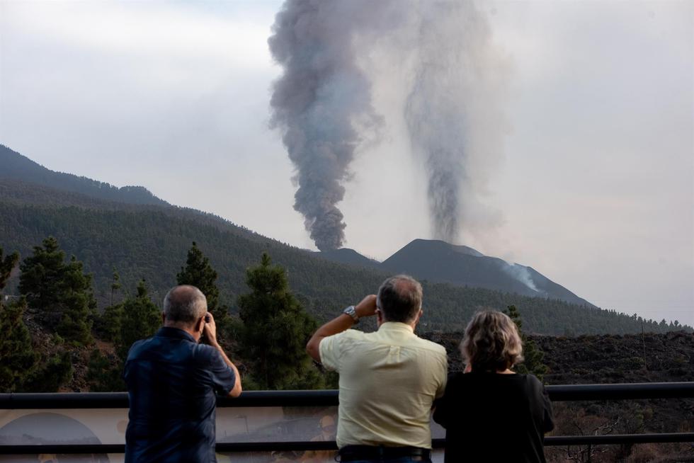El volcán de Cumbre Vieja, en La Palma, España, continúa expulsando grandes cantidades de cenizas. (EFE / Miguel Calero).