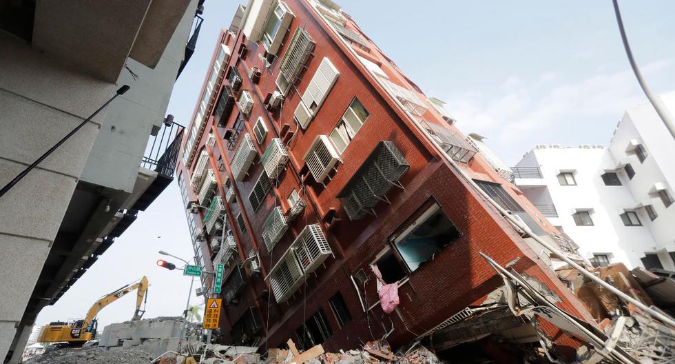 Los servicios de emergencia de Taiwán, utilizando maquinaria pesada, continuaron retirando escombros en un edificio parcialmente derrumbado por el terremoto. (Foto: AP).