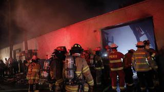 Incendio consume un inmueble del jirón Áncash, en el Cercado de Lima | FOTOS