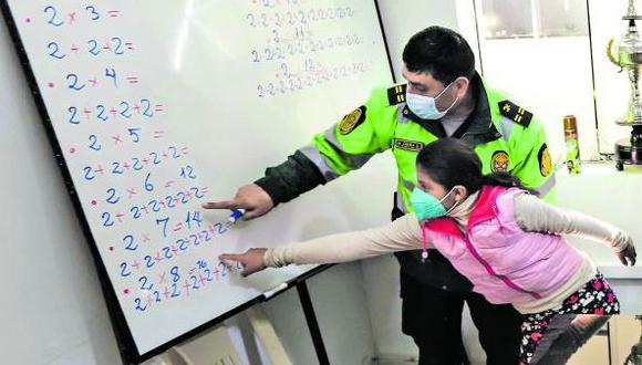 Los policías dan clases de matemáticas y otras materias donde antes se detenía a los delincuentes. (Foto: Melissa Valdivia)