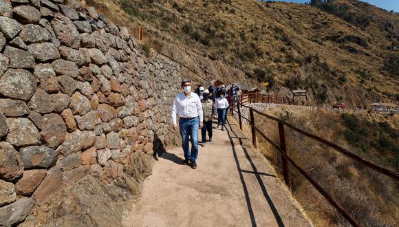 El ministro de Cultura, Alejandro Neyra, visitó la semana pasada los parques arqueológicos para inspeccionar los protocolos que se implementaron en cada sitio arqueológico. En la imagen, en su recorrido por Pisaq. (Foto: Ministerio de Cultura)
