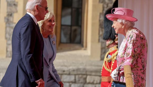 La reina Isabel II de Gran Bretaña saluda al presidente de Estados Unidos, Joe Biden y a la primera dama Jill Biden, en el Castillo de Windsor. (Foto de Chris Jackson / POOL / AFP).