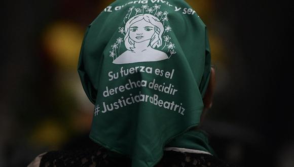 Una mujer porta un pañuelo verde en apoyo al caso Beatriz y otros en El Salvador, en San Salvador, el 22 de marzo de 2023. (Foto referencial de MARVIN RECINOS / AFP)