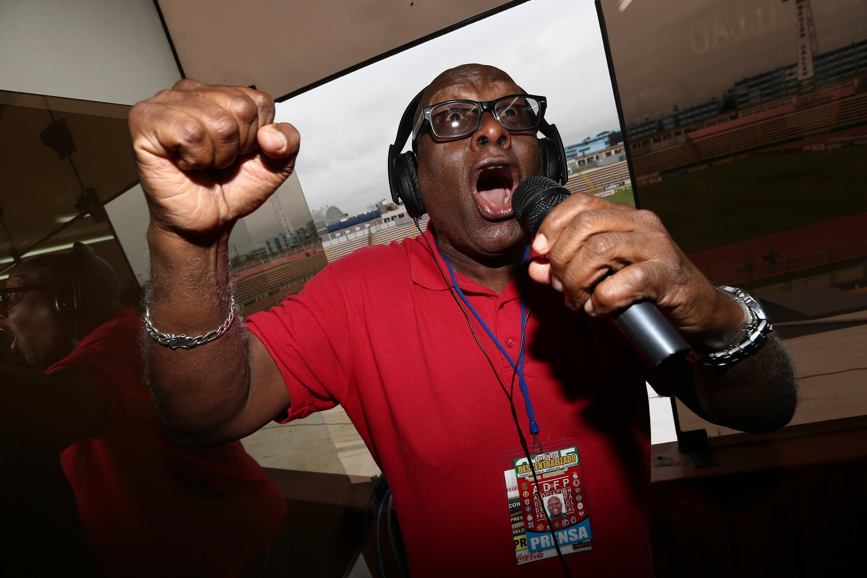 “Jugué de chico como rústico defensa. Ahora lo hago solo por mantenimiento”, dice Godos Cáceres (Lima, 1951 ). (Foto: USI)