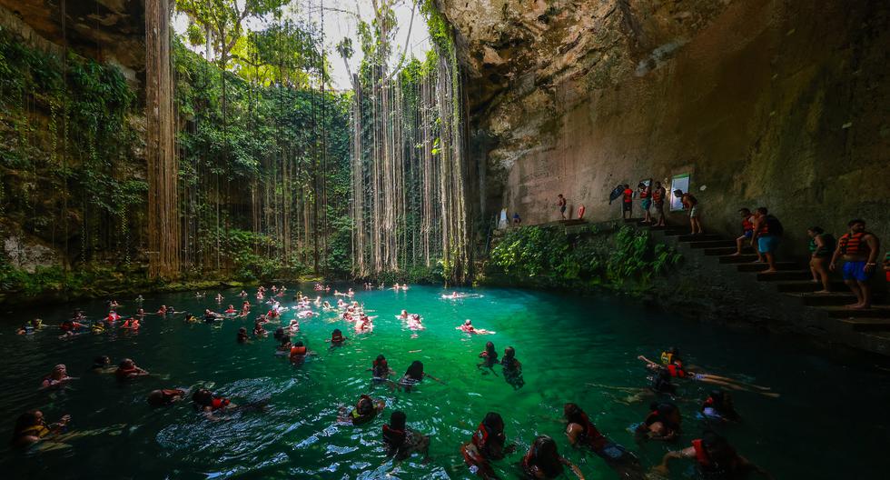 En la península de Yucatán, México, se calcula que hay más de 2400 cenotes. En la foto, uno de los más hermosos, ‘Ik Kil’. (Foto: Getty Images)