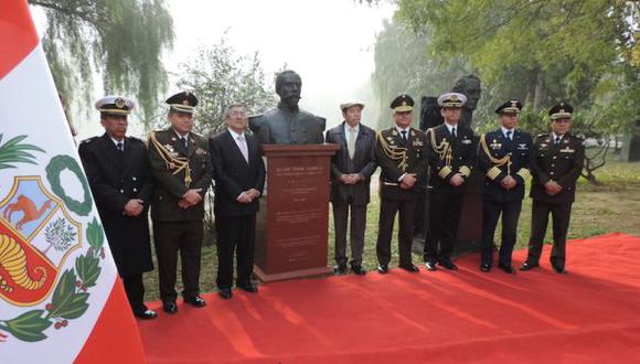 China: Develan busto por el bicentenario de Bolognesi