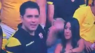 La extraña reacción de un joven con su pareja tras ser enfocados con la ‘kiss cam’ en la ‘Noche Amarilla’ [VIDEO]