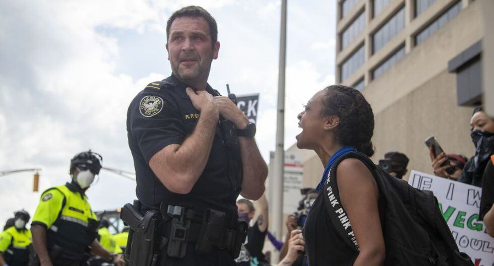 Un manifestante le grita a un oficial del Departamento de Policía de Atlanta después de que ambos fueron golpeados con gas pimienta durante una protesta en nombre de George Floyd.  (Foto: Alyssa Pointer / Atlanta Journal-Constitution / AP).