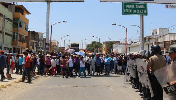 Tumbes: docentes bloquearon una hora puente de acceso a ciudad