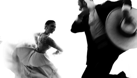 Varios campeones de marinera aparecen en “Pasito a paso”, como Hugo Romero Quevedo y María Martha Reverte Riofrío, quienes bailan en la Casa Ganoza Vargas, en Trujillo. (Mario Testino)