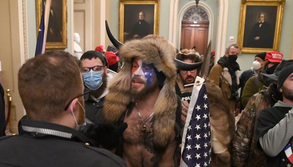 Jake Angeli es un fiel seguidor y promotor del movimiento ultraderechista QAnon que suele apoyar a Donald Trump. (Foto: SAUL LOEB / AFP).