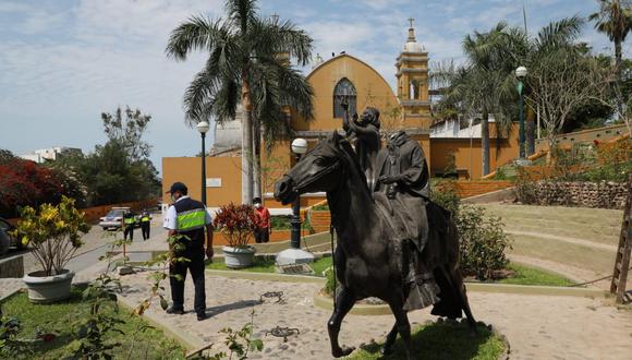 En este estado quedó la estatua luego de la agresión. (Foto: Juan Ponce Valenzuela / @photo gec)