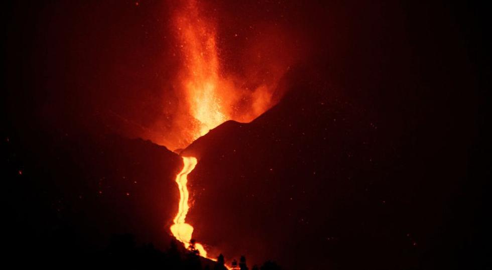 El volcán de Cumbre Vieja ha mantenido en la noche de este sábado su intensa actividad tras derrumbarse el flanco norte de su cono. (EFE/ Miguel Calero)