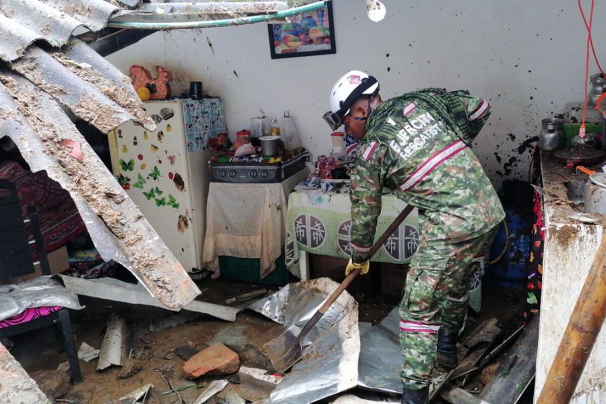 Fotografía cedida por las Fuerzas Militares de Colombia que muestra a integrantes del Ejército mientras trabajan en la remoción de escombros y búsqueda de personas atrapadas tras un derrumbe en el barrio la Esneda, en Dosquebradas. Foto: EFE