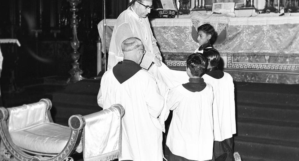 Lima, 31 de diciembre de 1964. El cardenal Juan Landázuri Ricketts oficia la misa de Año Nuevo 1965 íntegramente en idioma español. (Foto: GEC Archivo Histórico)