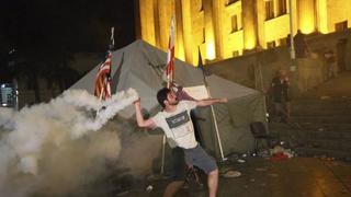 Manifestantes chocan con policías al intentar tomar el Parlamento en Georgia