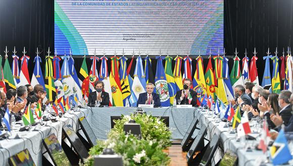 Foto del folleto publicada por la Presidencia argentina que muestra al presidente de Argentina, Alberto Fernández (C), pronunciando un discurso entre su canciller Santiago Cafiero (izq.) y el canciller mexicano, Marcelo Ebrard, durante la XXII Reunión Ministerial de la Comunidad de Estados Latinoamericanos y Caribeños (CELAC) , en Buenos Aires, el 7 de enero de 2022. (Foto: Maria Eugenia CERUTTI / Presidencia Argentina / AFP)