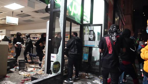 Saquean una tienda durante las manifestaciones en Nueva York. (Foto: Bryan R. Smith / AFP).