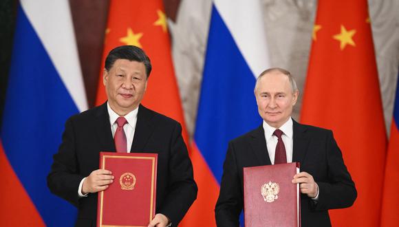 El presidente ruso Vladimir Putin y el presidente chino Xi Jinping asisten a una ceremonia de firma luego de sus conversaciones en el Kremlin en Moscú el 21 de marzo de 2023. (Foto de Vladimir ASTAPKOVICH / SPUTNIK / AFP)