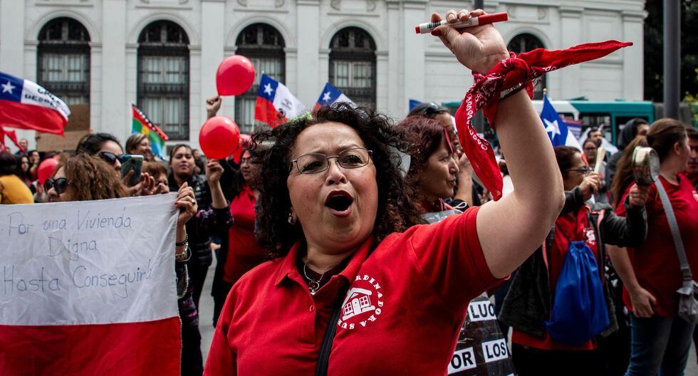 Los manifestantes protestan contra las políticas económicas del gobierno de Sebastián Piñera frente a una sede del Congreso en Santiago. (AFP-Services / Martin BERNETTI).