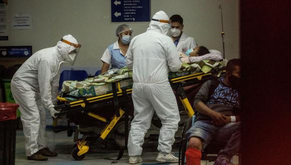 Paramédicos con equipo de protección para evitar el contagio de coronavirus ingresan a una mujer al área de emergencias del Hospital San Juan de Dios en Ciudad de Guatemala. (Foto: EFE/Esteban Biba/Archivo).