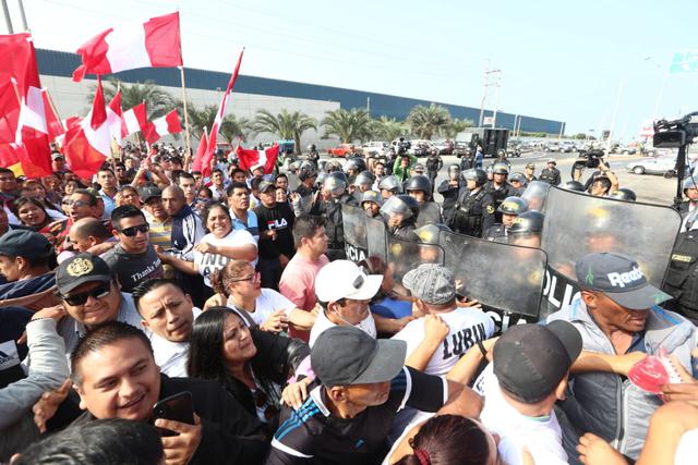 Alcalde de Lurín denuncia que en su distrito hay 6 peajes y los cobros son excesivos. Manifestación congregó a vecinos y transportistas. (Alessandro Currarino / GEC)