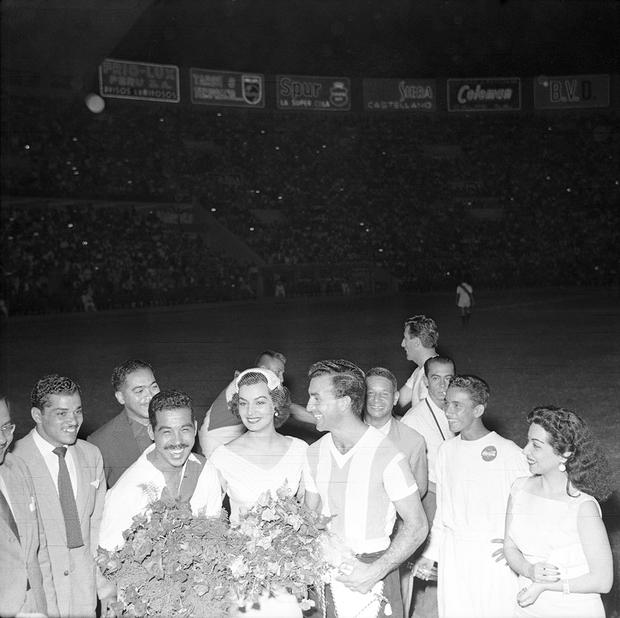 Before the start of the match, Mexican actress Elsa Aguirre appeared on the Lima giant's field accompanied by the captains of both teams.  (Photo: GEC Historical Archive)  