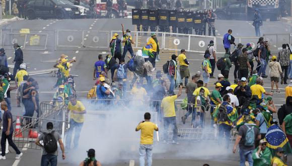 Manifestantes, partidarios del expresidente Jair Bolsonaro, se enfrentan con la policía durante una protesta frente al edificio del Palacio Planalto en Brasilia, Brasil.
