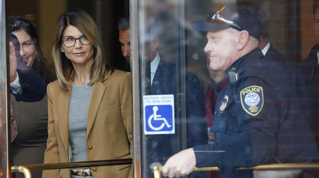 Lori Loughlin acudió a inicios de abril a la Corte Federal John J Moakley por los cargos relacionados con el escándalo de sobornos para admisiones en universidades a nivel nacional, en Boston, Massachusetts. (Foto: EFE)